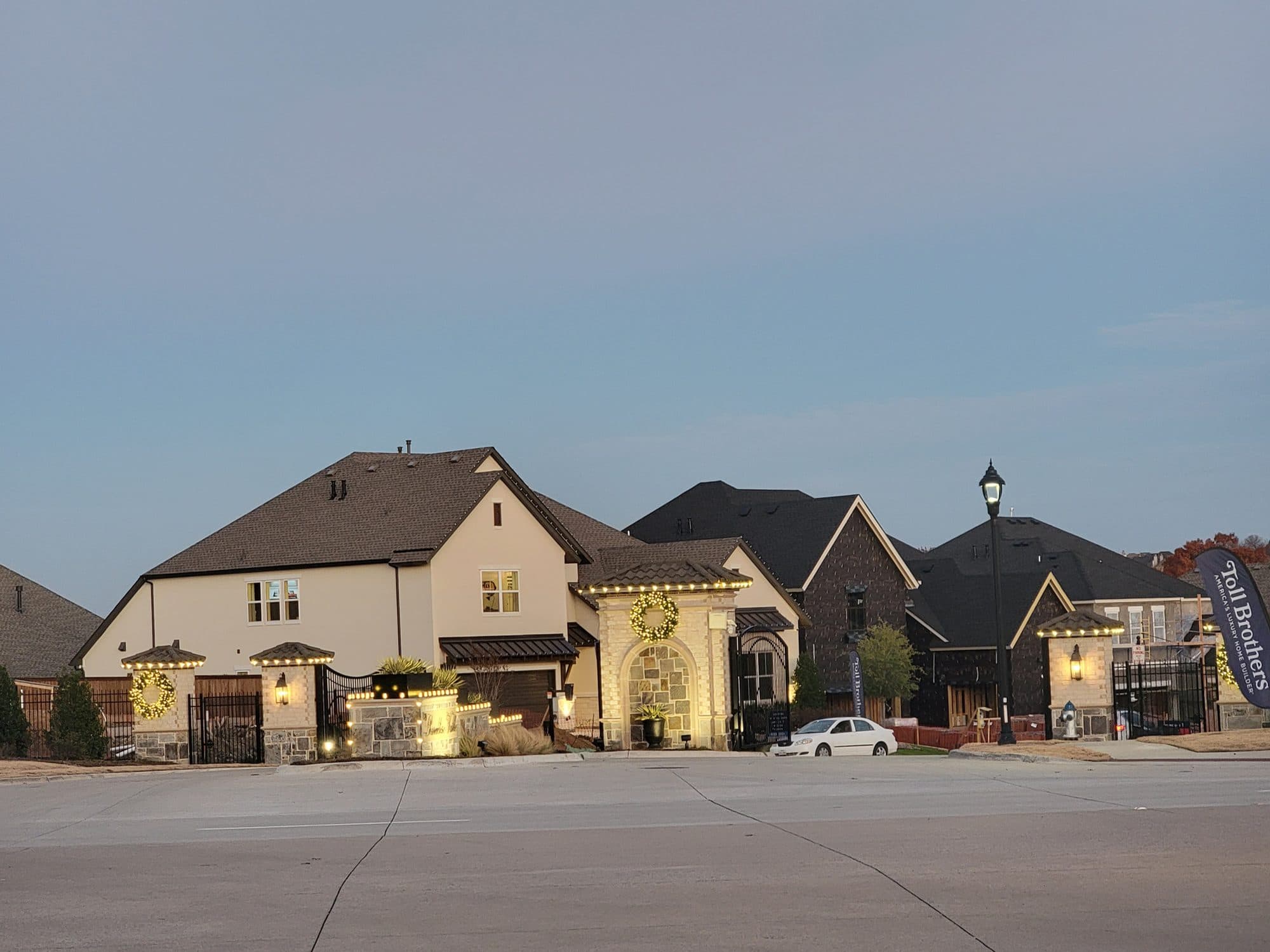 Paradiso Valle HOA gated entrance in McKinney with outlined pillars, the monument roofline, entrance sign lighting and pre-lit wreaths